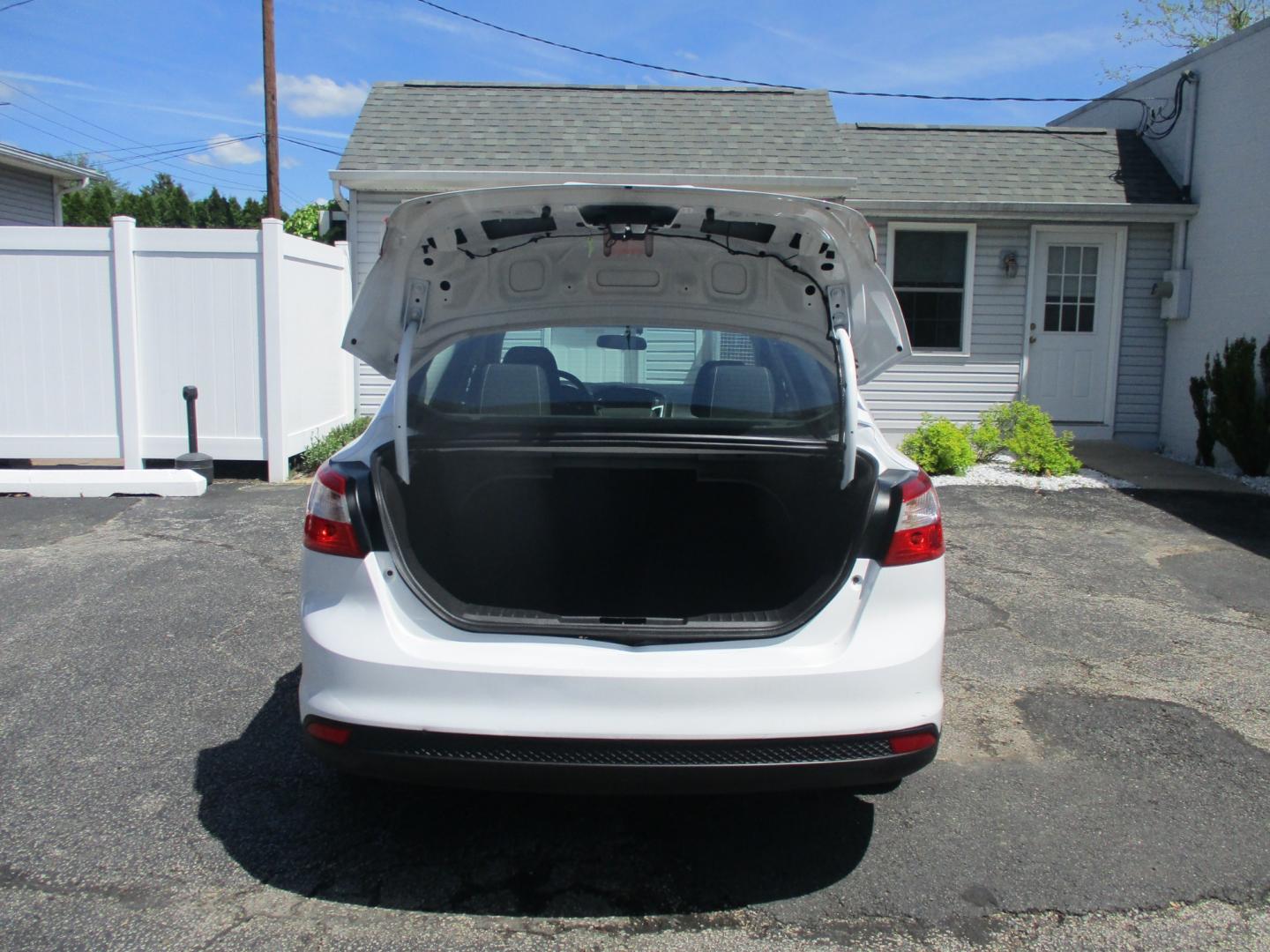 2014 WHITE Ford Focus SE Sedan (1FADP3F28EL) with an 2.0L L4 DOHC 16V engine, located at 540a Delsea Drive, Sewell, NJ, 08080, (856) 589-6888, 39.752560, -75.111206 - Photo#27